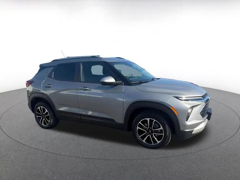 Used 2025 Chevrolet TrailBlazer LT image 2