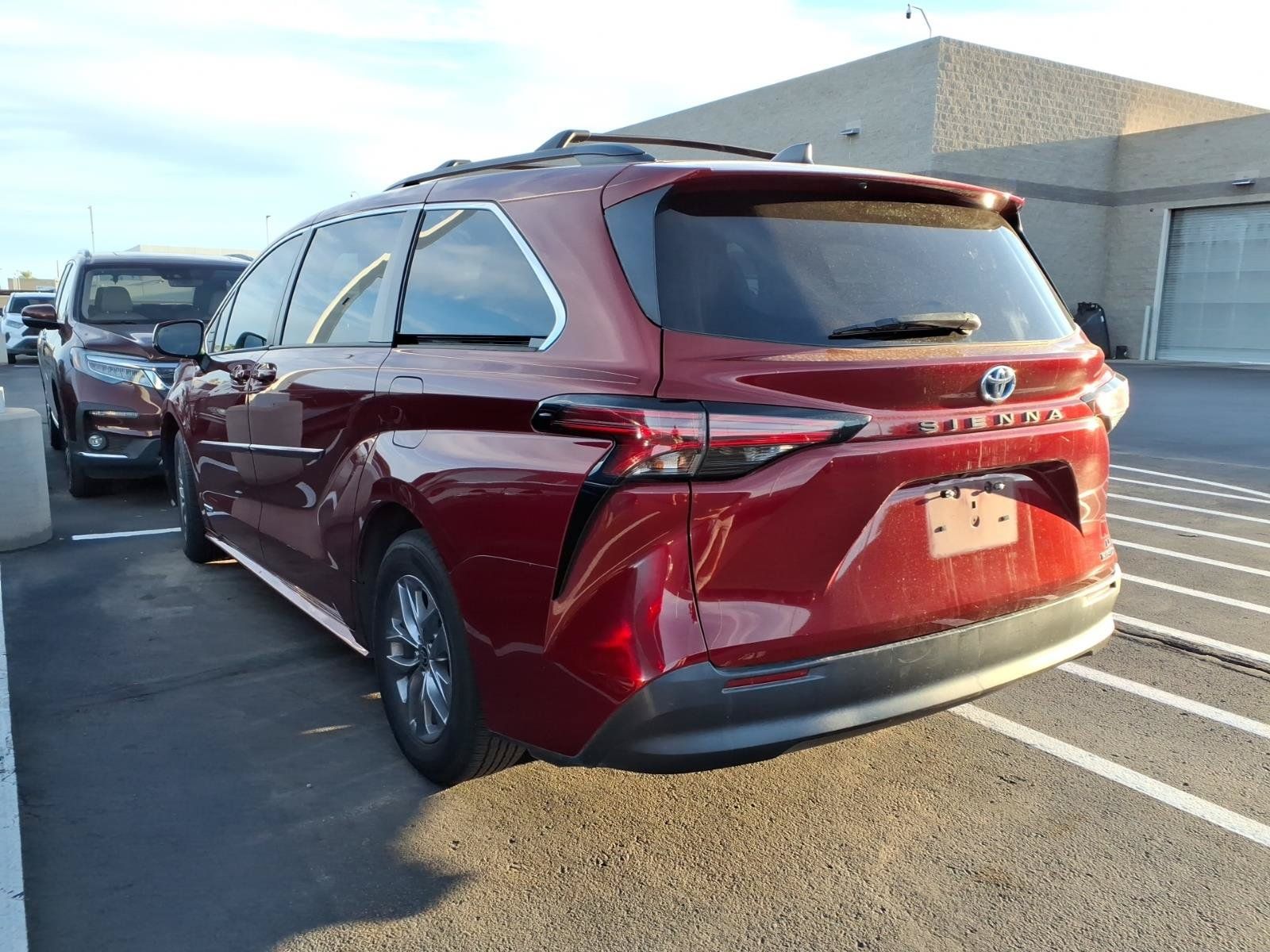 Used 2021 Toyota Sienna LE FWD image 3
