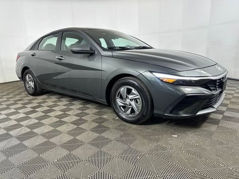Used 2025 Hyundai Elantra SE w/ Cargo Package FWD image 2