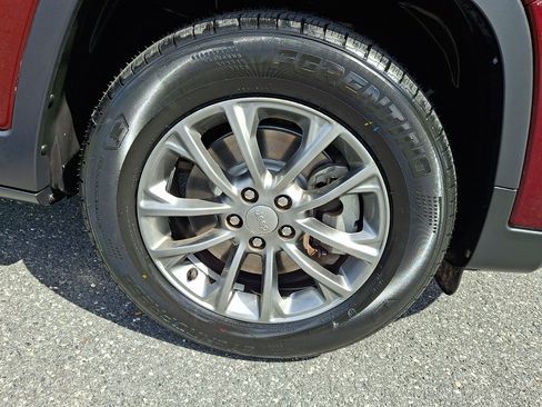 Used 2019 Jeep Cherokee Latitude Plus w/ Cold Weather Group AWD/4WD image 8