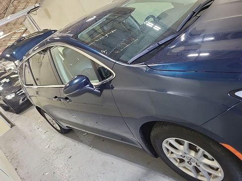 Used 2023 Chrysler Pacifica Touring-L FWD image 3