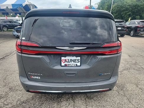 Used 2022 Chrysler Pacifica Touring-L w/ Uconnect Theater Family Group FWD image 8