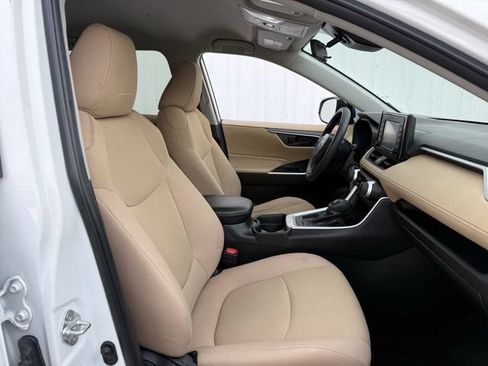 Used 2020 Toyota RAV4 LE FWD image 28