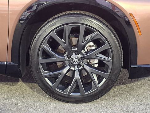 Certified 2025 Toyota Crown Signia image 8