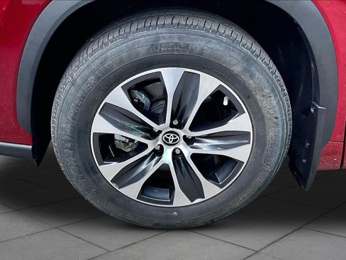 Used 2022 Toyota Highlander XLE AWD/4WD image 11