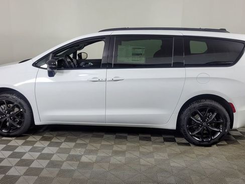 New 2026 Chrysler Pacifica Limited w/ S Appearance Package image 4