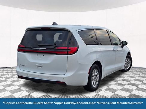 Used 2023 Chrysler Pacifica Touring-L image 17
