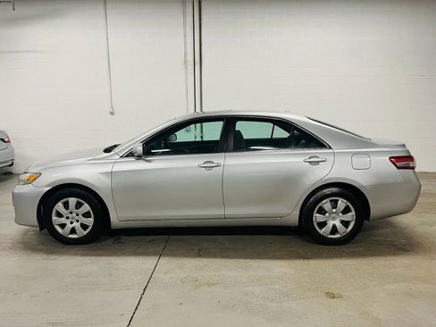 Used 2010 Toyota Camry LE image 5