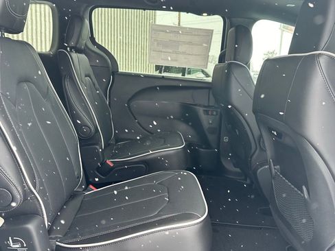 New 2026 Chrysler Pacifica Limited image 17