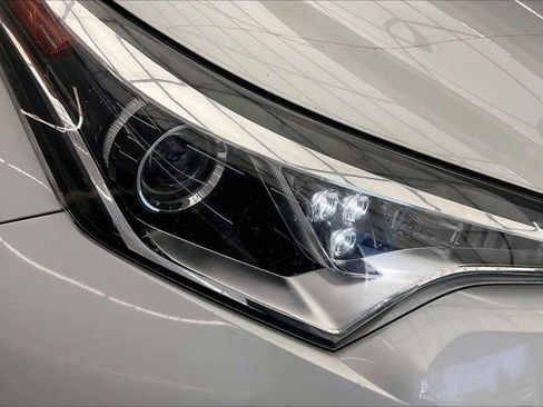 Used 2019 Toyota C-HR Limited image 29