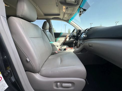Used 2012 Toyota Highlander Limited w/ Tow Pkg FWD image 18