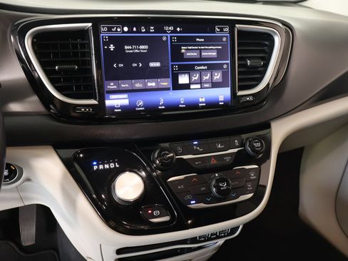 Used 2022 Chrysler Pacifica Touring-L FWD image 5