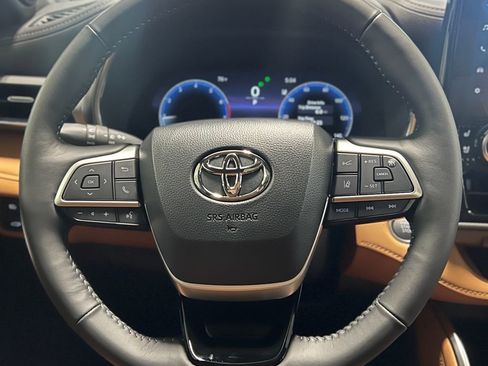New 2025 Toyota Highlander Platinum image 32