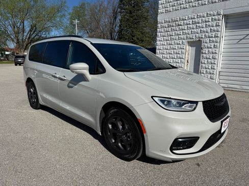 Used 2021 Chrysler Pacifica Touring-L w/ Uconnect Theater Family Group FWD image 3