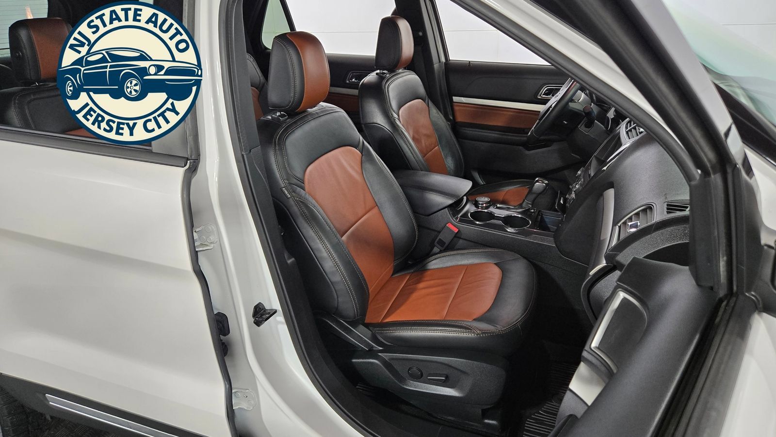 Used 2019 Ford Explorer XLT w/ Equipment Group 202A AWD/4WD image 4