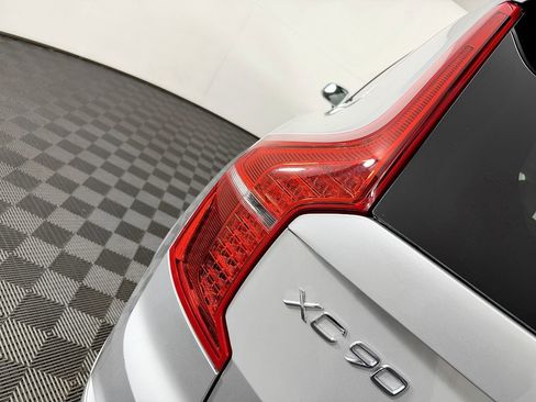 Used 2020 Volvo XC90 T6 Momentum w/ Protection Package Premier image 12