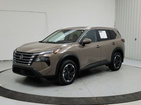 Used 2025 Nissan Rogue SV w/ SV Premium Package image 3