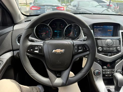 Used 2016 Chevrolet Cruze LT w/ Technology Package FWD image 8