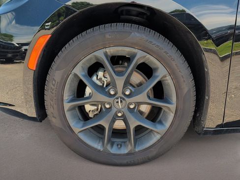 Used 2025 Chrysler Pacifica Limited FWD image 11