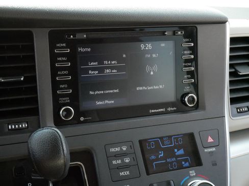 Certified 2018 Toyota Sienna LE FWD image 22
