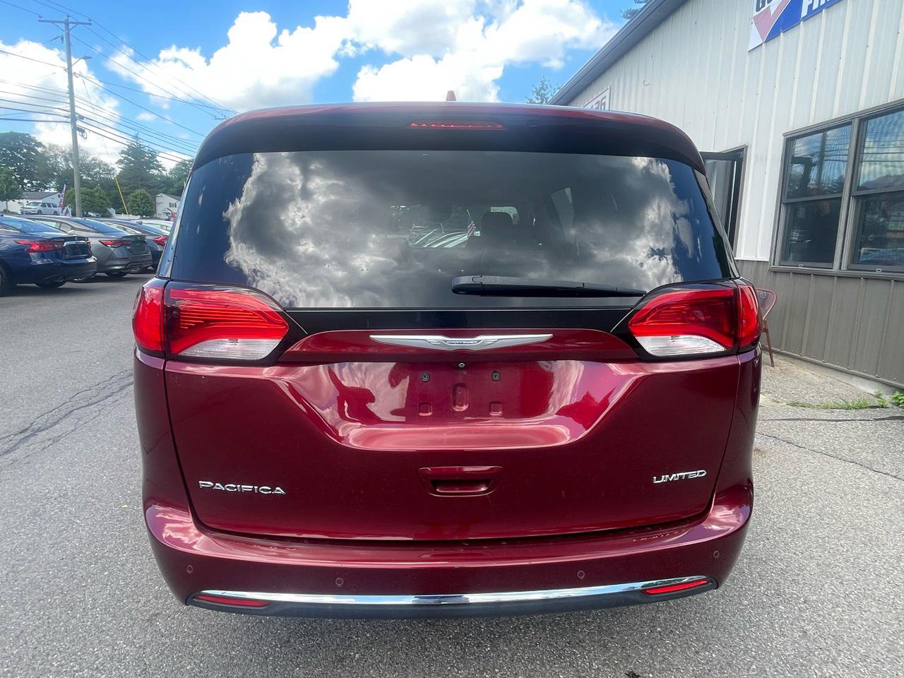 Used 2017 Chrysler Pacifica Limited w/ Advanced Safetytec Group FWD image 5