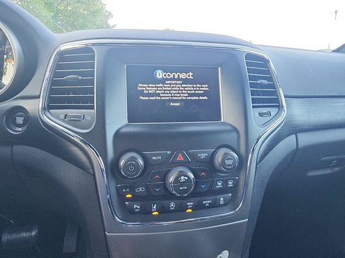Used 2020 Jeep Grand Cherokee Laredo AWD/4WD image 14
