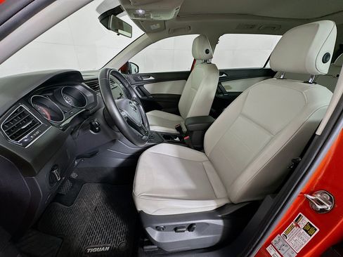 Used 2018 Volkswagen Tiguan SE w/ Panoramic Sunroof Package image 13