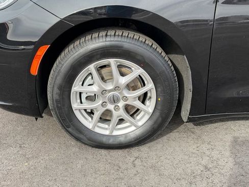 Used 2024 Chrysler Pacifica Touring-L image 29