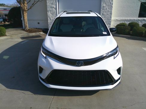 Used 2025 Toyota Sienna XSE image 3