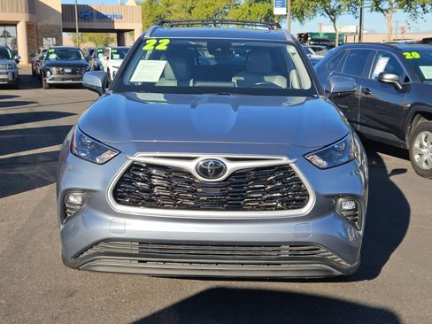 Used 2022 Toyota Highlander XLE image 2