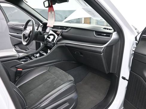 Used 2023 Jeep Grand Cherokee L Laredo image 24