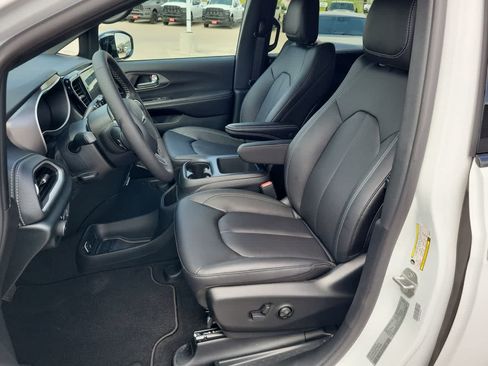 New 2026 Chrysler Pacifica Select FWD image 19