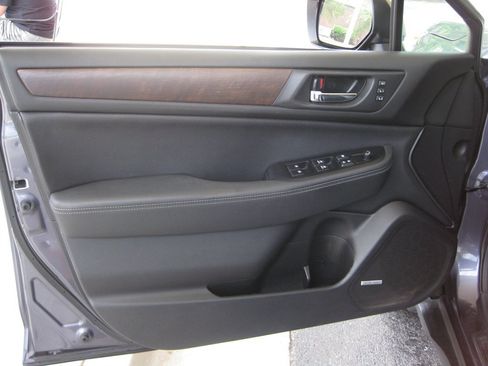 Used 2017 Subaru Outback 2.5i Limited AWD/4WD image 11