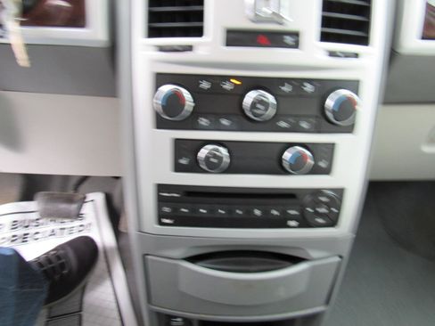 Used 2010 Chrysler Town & Country Touring FWD image 21