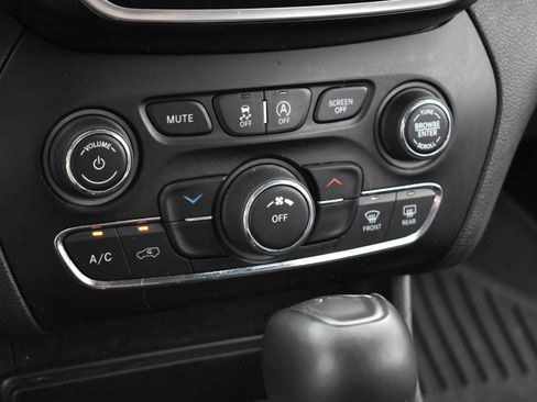 Used 2019 Jeep Cherokee Latitude Plus image 21