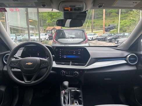 Used 2025 Chevrolet Trax LT FWD image 33