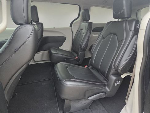 Used 2024 Chrysler Pacifica Touring-L image 25