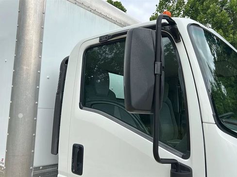 Used 2018 Isuzu NPR RWD image 4