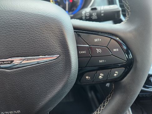 Used 2025 Chrysler Pacifica Limited FWD image 28