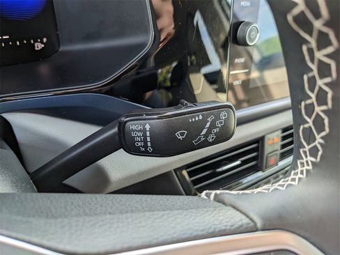 Certified 2023 Volkswagen Taos SE image 33