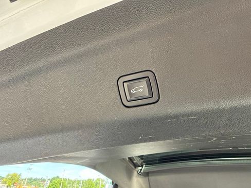 Used 2022 GMC Yukon XL AT4 AWD/4WD image 15
