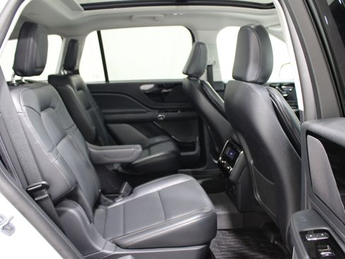 Used 2025 Lincoln Aviator AWD image 25