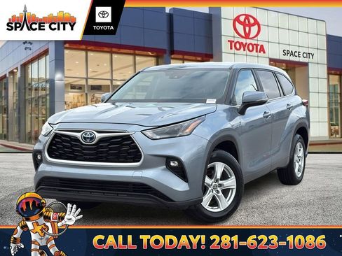 Used 2023 Toyota Highlander LE image 1