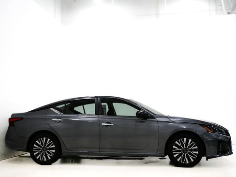 Used 2024 Nissan Altima 2.5 SV FWD image 4