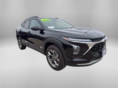 Used 2025 Chevrolet Trax LT w/ Driver Confidence Package image 7