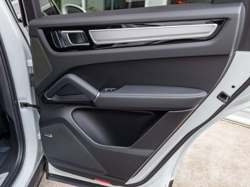 Used 2022 Porsche Cayenne S Platinum image 32