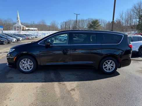 Used 2024 Chrysler Pacifica Touring-L image 2