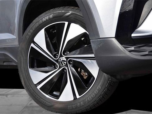 Certified 2023 Volkswagen Taos SE image 3