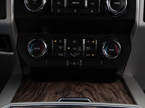 Used 2019 Ford F350 Lariat image 39