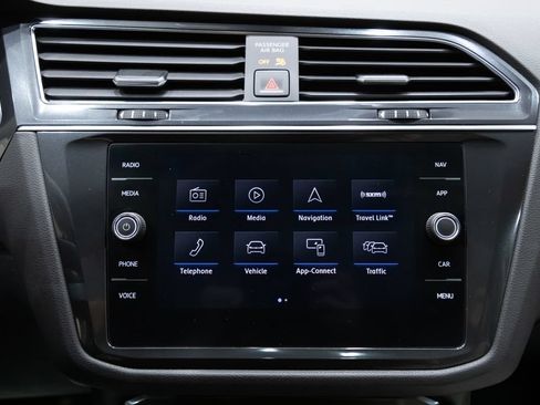 Used 2020 Volkswagen Tiguan SEL AWD/4WD image 24